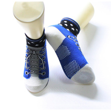 Calcetines de los zapatos de los niños de las suelas antideslizantes de algodón colorido del diseño único
